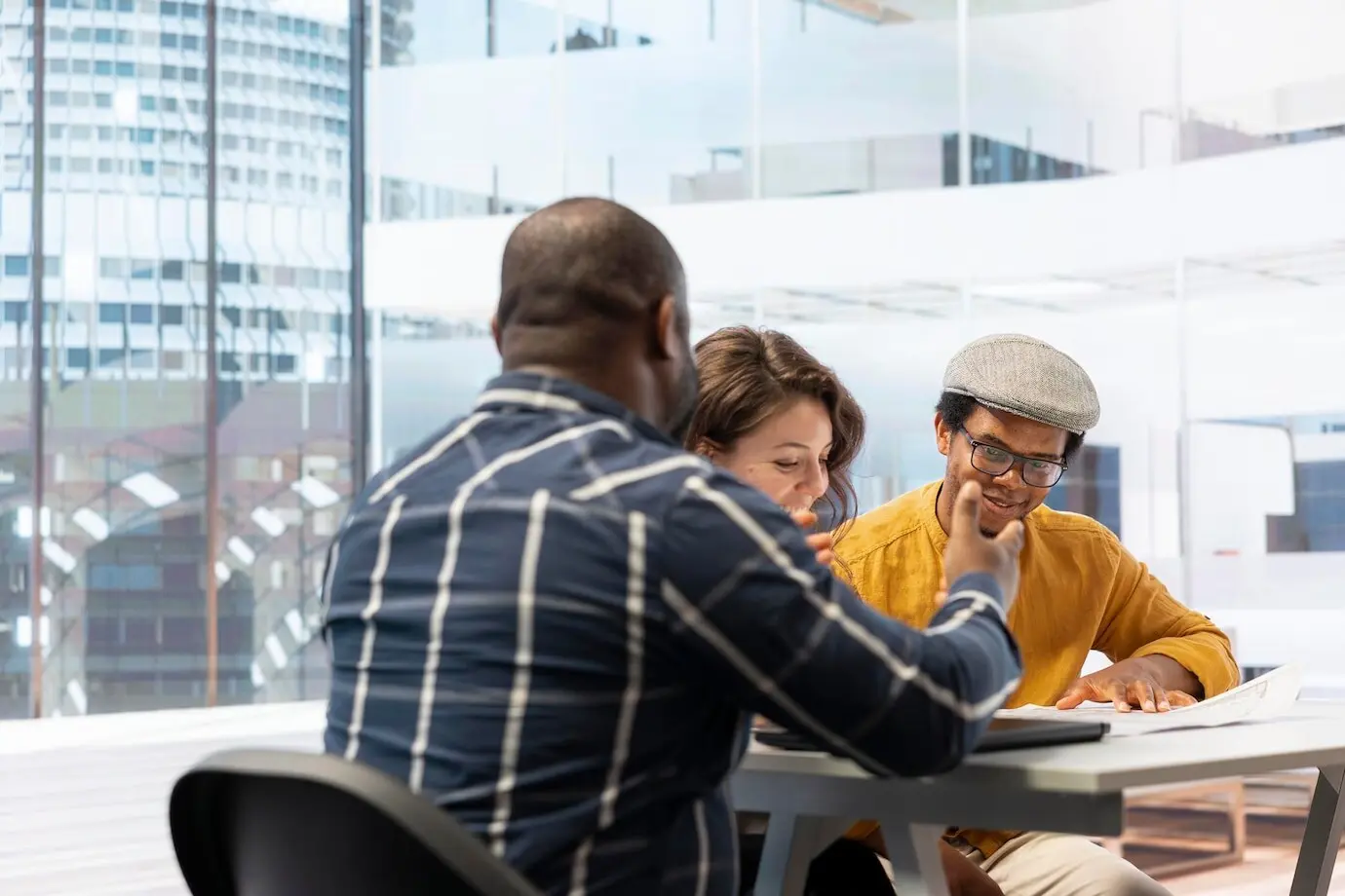 Риэлтор и клиенты оценивают финансовый потенциал городской недвижимости.