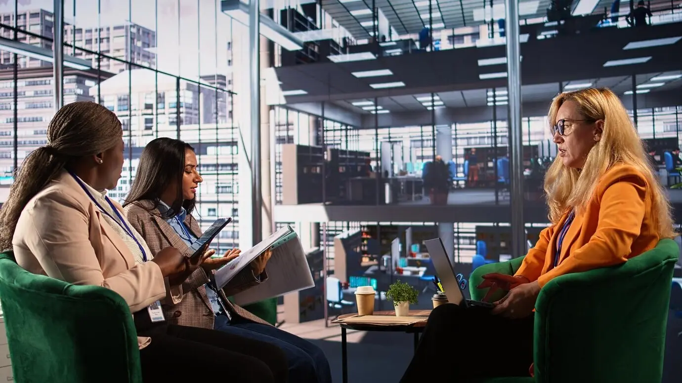 Генеральный директор со своей командой рассматривает аналитику данных для успешного плана развития.